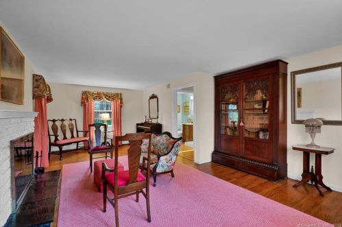43 Walnut Ln, Northford, CT 06472-1128