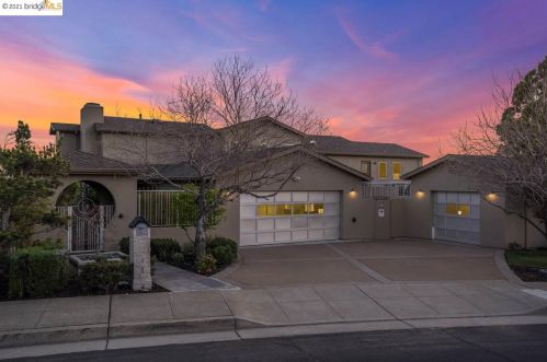 13349 Campus Dr, Oakland CA  94619-3709 exterior