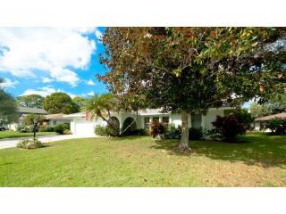 2292 Pine View Cir, Sarasota, FL 34231-6930