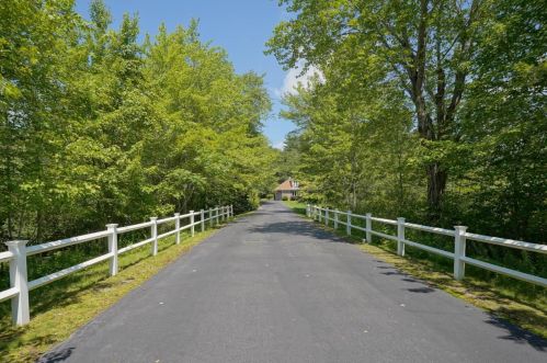 28 Bradley Ln, North Hampton, NH 03862-2245