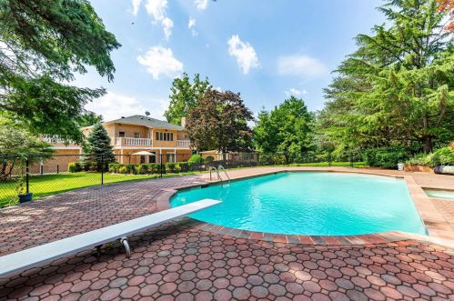 18 Linden Ln, Westbury NY  11568-1610 exterior