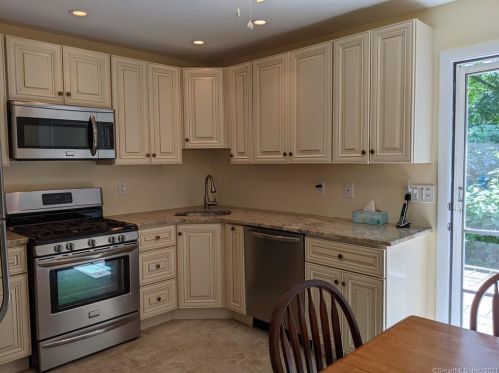 90 Shadow Ridge Rd, Stamford, CT 06905-1811