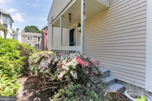 1676 Oaktree Ct, Herndon, VA 20194-1803