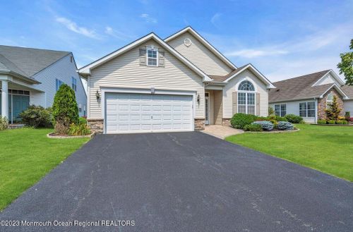 30 Eagle Ridge Cir, Lakewood, NJ 08701-5825