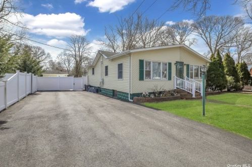 52 Lafayette Ave, Lake Grove, NY 11755-2944