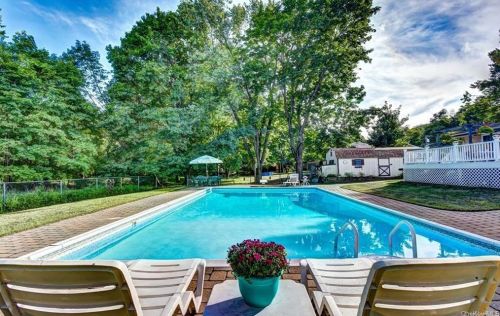 45 Eisenhower Dr, Middletown NY  10940-4543 exterior