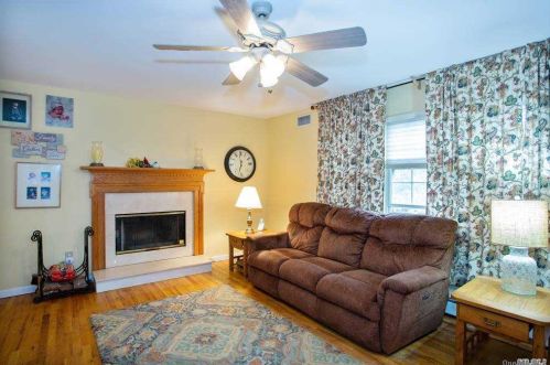 2 Laura Ct, Mount Sinai NY  11766-2360 exterior