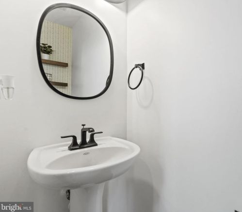 43 Stocks St, Lovettsville VA  20180-8643 exterior