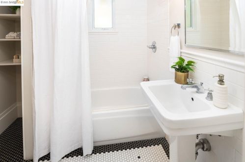 5766 Ayala Ave, Oakland CA 94609-1742 exterior