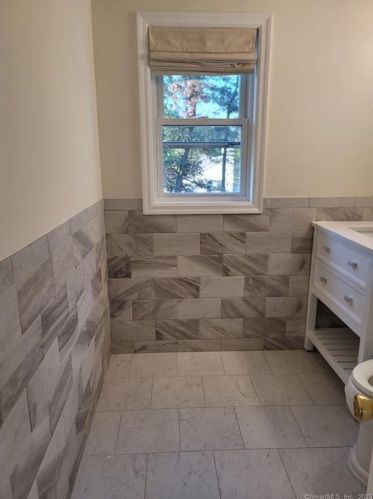 11 Senga Rd, Norwalk CT  06854-2520 exterior