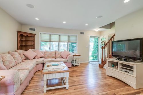 4 Hare Pl, Huntington Station, NY 11746-3912