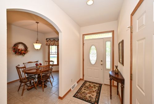 496 Sutherland Cir, Oconomowoc, WI 53066-2299