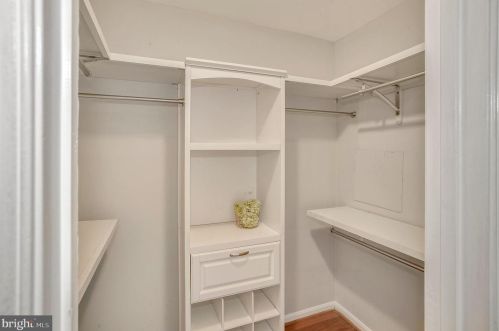 6733 Sutton Oaks Way, Gainesville VA  20155-1489 exterior