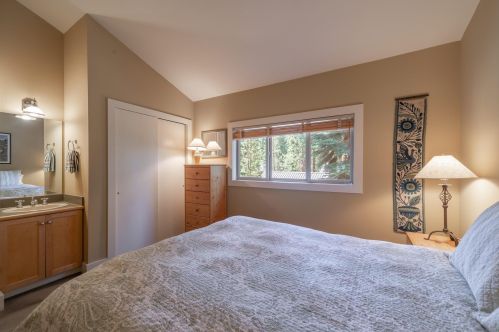 11720 Mougle Ln, Truckee CA  96161-6108 exterior