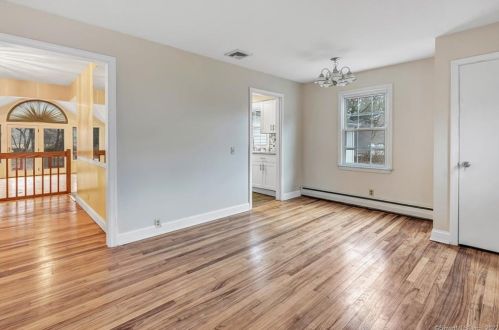 21 Lake Rd, Woodbury CT  06798-2326 exterior