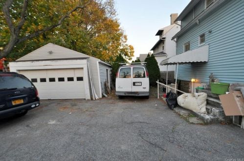 37 Colonial Pl, New Rochelle NY  10801-3801 exterior