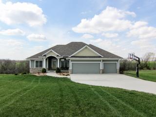 4725 Cherrywood Ln, Winterset, IA 50273-1305