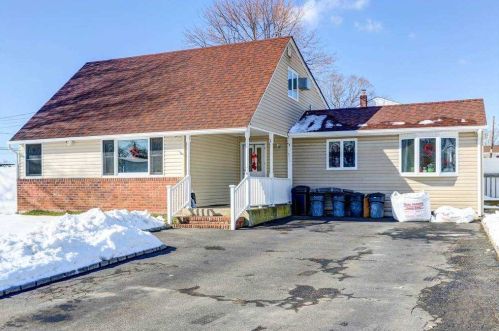 561 Middle St, Babylon, NY 11703-2014
