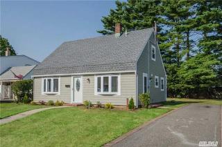 11 Hub Ln, Plainedge, NY 11756-2520