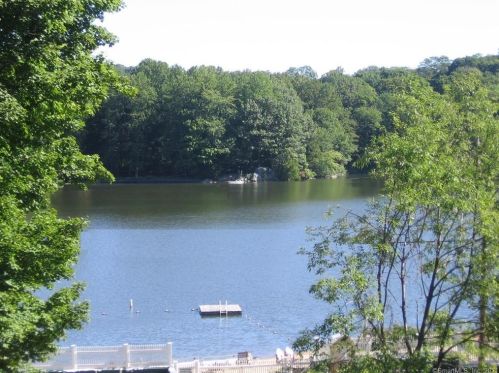 283 Mamanasco Rd, Ridgefield CT  06877-2425 exterior