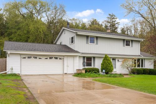 6822 Eastwood Trl, West Bend WI  53090-8912 exterior