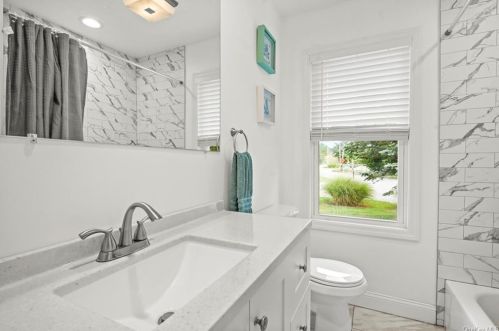 8 Heath Rd, Fishkill NY 12524-2024 exterior