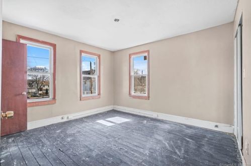 289 Carroll Ave, Bridgeport CT  06607-1801 exterior