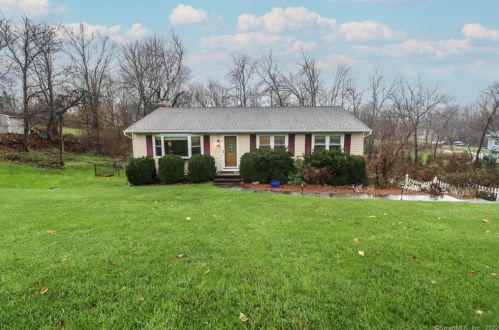 8 Surrey Dr, Brookfield Center, CT 06804-3534