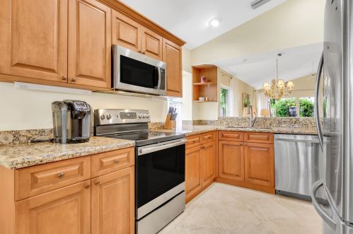 1 Commanders Dr, West Palm Beach, FL 33418-3783