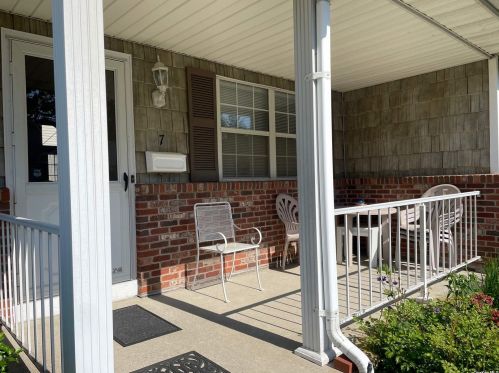 7 Teresa Ln, Oakdale, NY 11769-1618