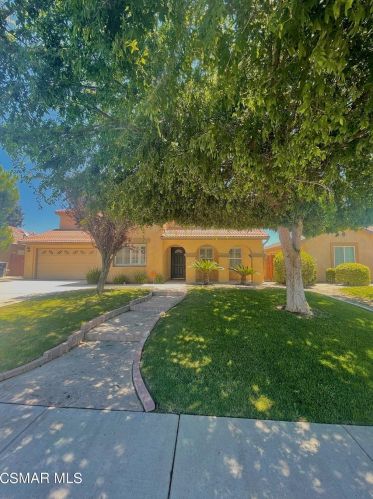 8106 Fighting Irish Dr, Bakersfield, CA 93313-5447