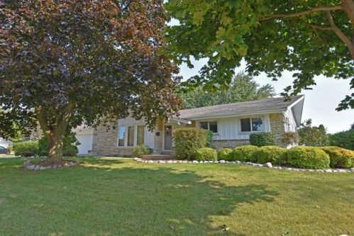 6127 Twin Oak Dr, Greendale WI  53129-2633 exterior