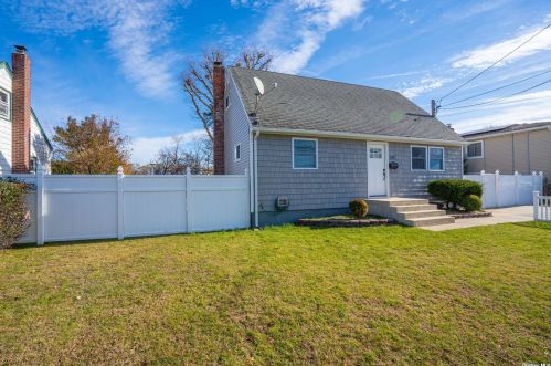 1387 Manatuck Blvd, Bayshore, NY 11706-4918