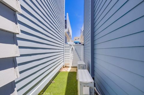 24 Bolivar St, Newport Beach CA  92663-4420 exterior