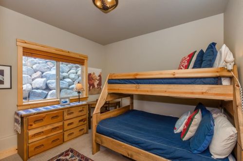 14290 Ski Slope Way, Truckee CA  96161-7009 exterior