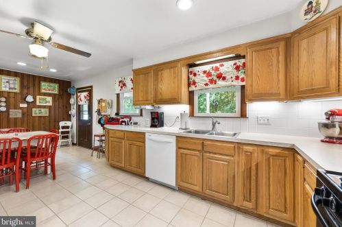 40 Wesleyan Dr, Trenton NJ  08690-1945 exterior