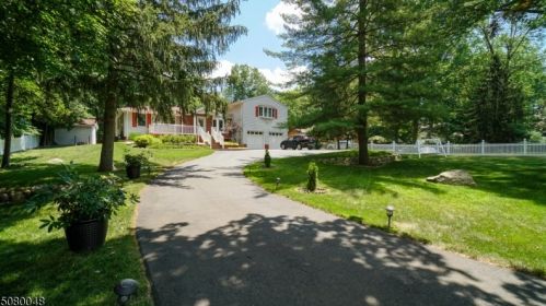 97 Moraine Rd, Greystone Park, NJ 07950-2752
