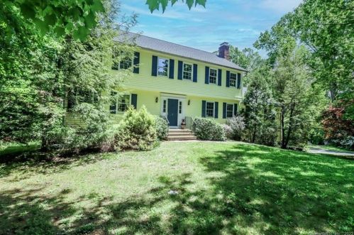 9 Greenknoll Dr, Brookfield Center, CT 06804-2200