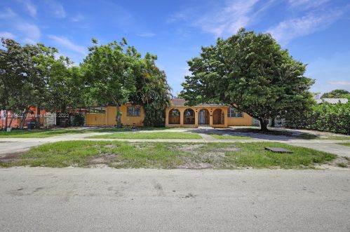 40 51st St, Hialeah, FL 33012-3739