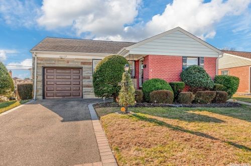 3854 Hahn Ave, Bethpage, NY 11714-5011