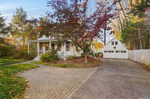 94 Babbitt Rd, Bedford Hills, NY 10507-1804
