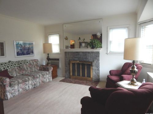 135 Celler Ave, New Hyde Park, NY 11040-2016