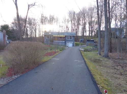 2873 Quinlan St, Yorktown Hgts NY  10598-2700 exterior