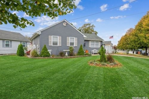 24 Bacon Ln, Babylon, NY 11702-2432