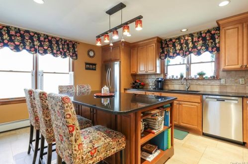42 Oak Ridge Cir, Mahopac, NY 10541-2935