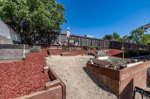 941 Suiter St, Hollister CA  95023-4631 exterior