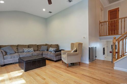 8 Stuart Ct, Huntington Station NY  11746-4237 exterior