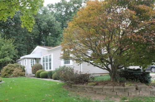 221 Rock Lake Dr, Zelienople PA  16063-8901 exterior