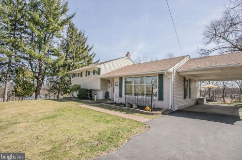2272 Horseshoe Dr, Pottstown, PA 19464-1529