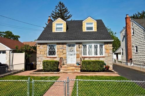 36 Manhattan Ave, Westbury, NY 11590-4220
